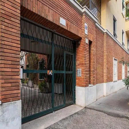 Guest Host - Elegant&central In Piazza Bologna * Roma