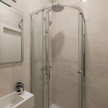 Guesthost - Elegant&central In Piazza Bologna Apartamento